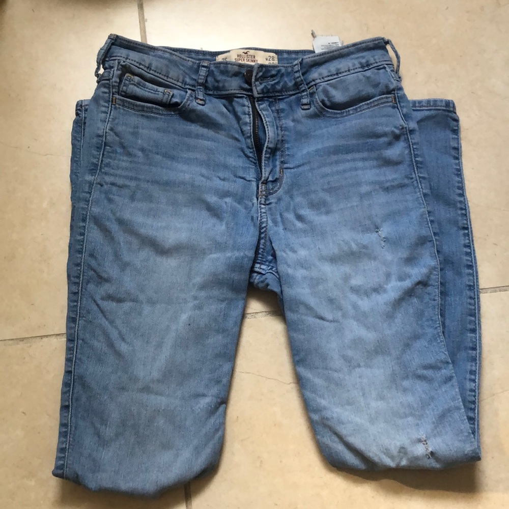 HOLLISTER SUPER SKINNY HIGH RISE LIGHT BLUE RIPPED JEAN (7S W28 L29)